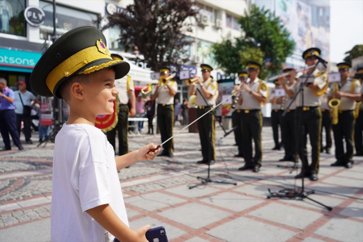 Edirne'deki askeri bando konserinin bir bölümün seyircilerin arasındaki çocuk yönetti