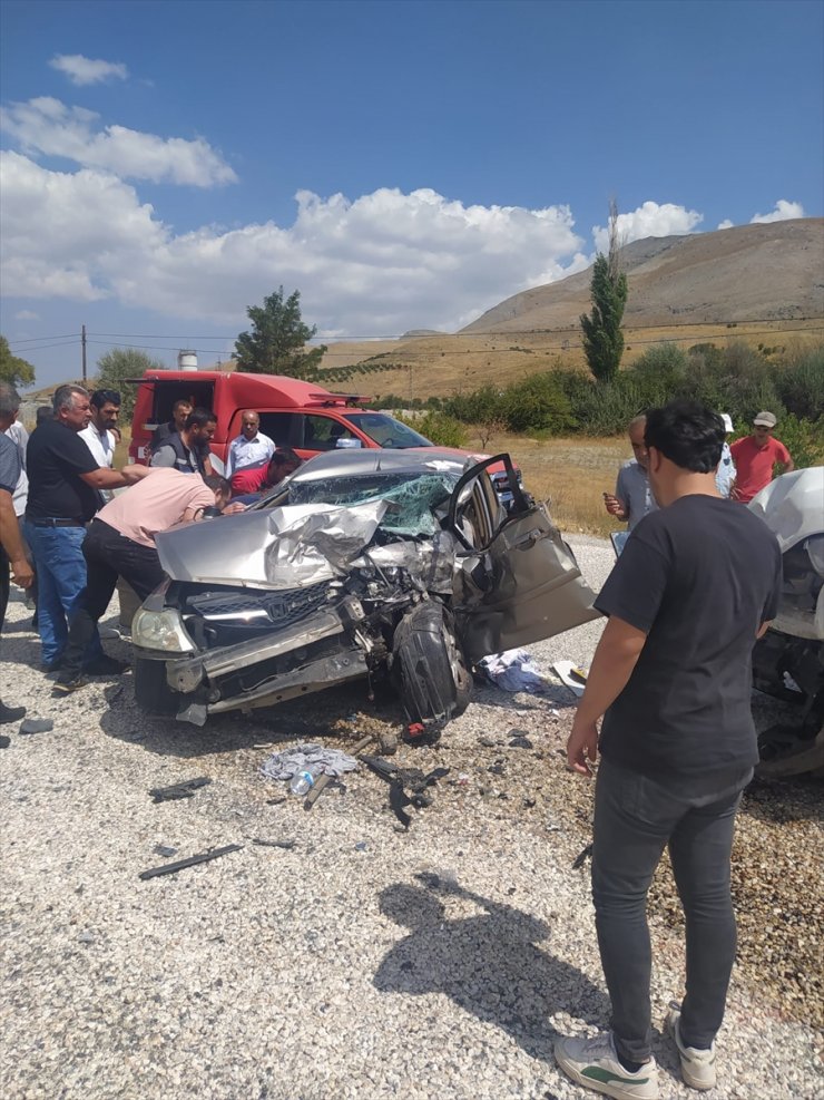 Malatya'da pikapla otomobil çarpıştı, 4 kişi yaralandı