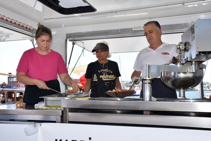 Yonca Evcimik, anne ve babasının hayrına lokma döktürdü