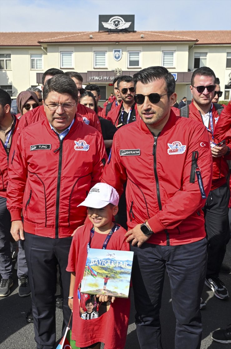 Bakan Tunç ve Selçuk Bayraktar AA'nın TEKNOFEST'teki haber merkezini ziyaret etti: