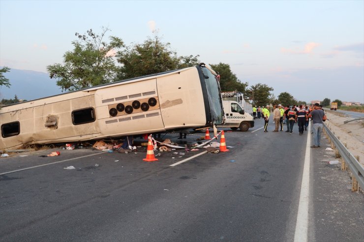 Denizli'de kum yüklü kamyonun çarptığı otobüsteki 6 kişi öldü