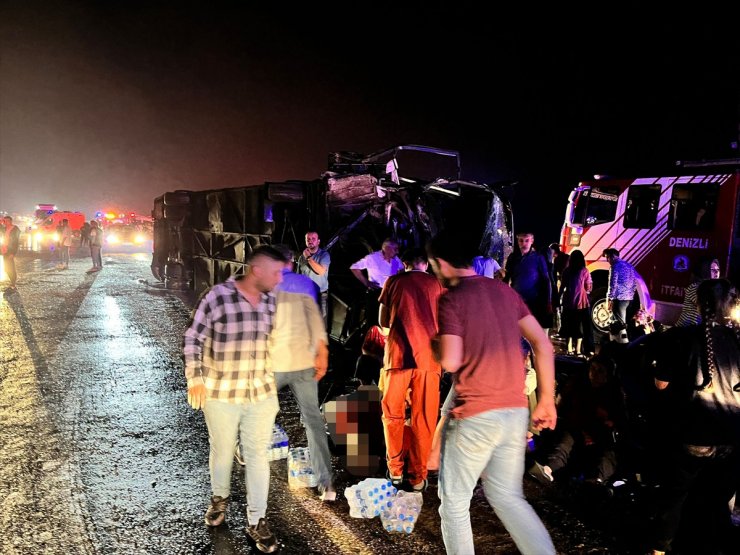 Denizli'de otobüsün minibüs ve hafif ticari araca çarpmasıyla 3 kişi öldü