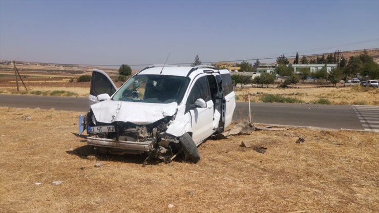 Gaziantep'te hafif ticari araçla otomobil çarpıştı, 3 kişi öldü, 6 kişi yaralandı