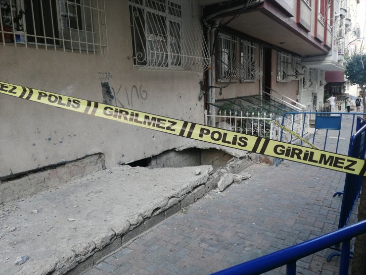 Güngören'de binayla kaldırım arasındaki beton çöktü, iki kişi yaralandı