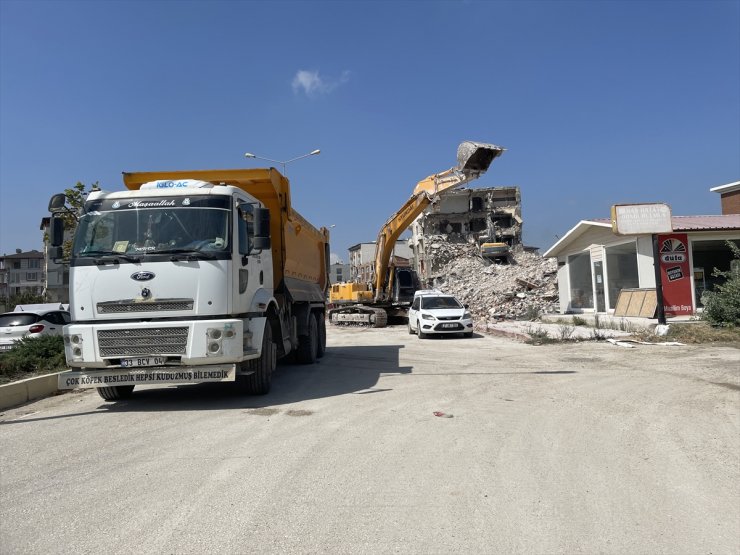 Hatay'da ağır hasarlı 5 bina kontrollü şekilde yıkıldı