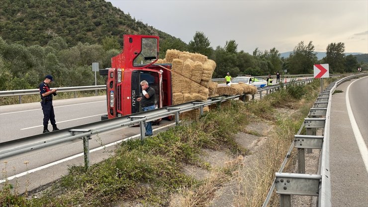 Karabük'te saman yüklü kamyonun devrilmesi sonucu 1 kişi yaralandı