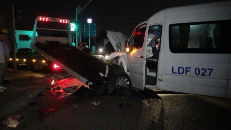 Kocaeli'de servis midibüsü ile otomobilin çarpıştığı kazada 6 kişi yaralandı