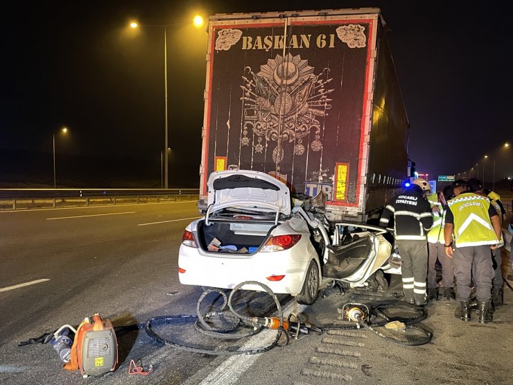 Kocaeli'de seyir halindeki tıra arkadan çarpan otomobilin sürücüsü öldü