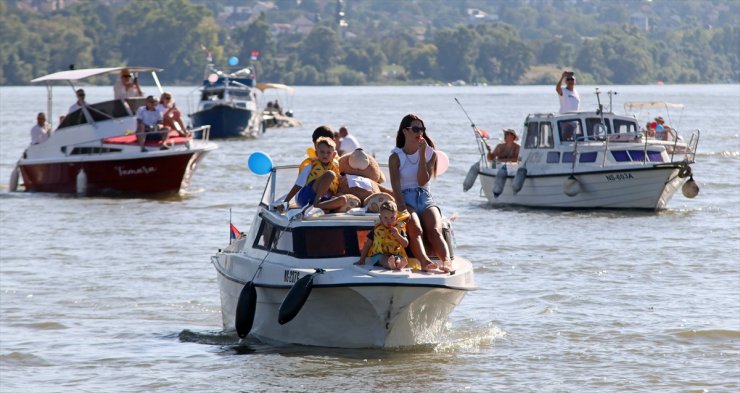 Sırbistan'ın Novi Sad şehrinde tekne karnavalı düzenlendi