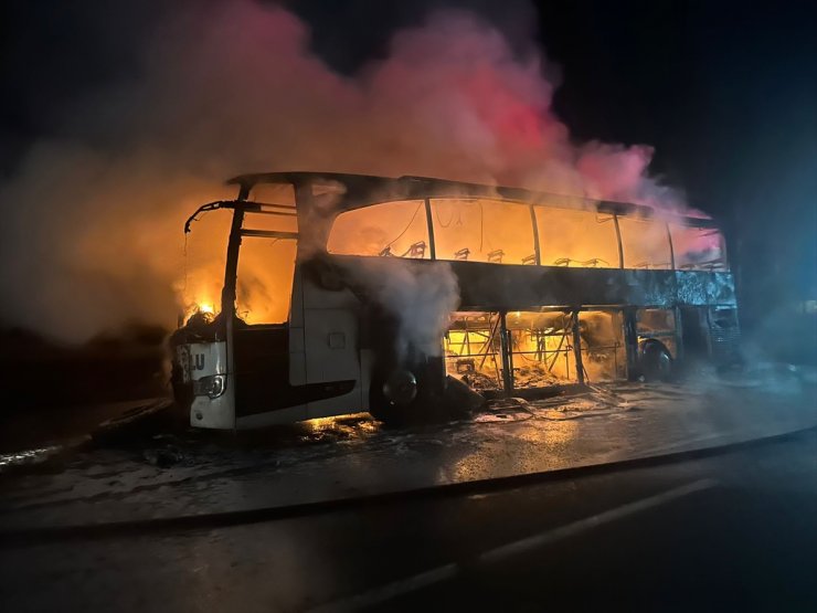 Sivas'ta seyir halindeki yolcu otobüsü yandı