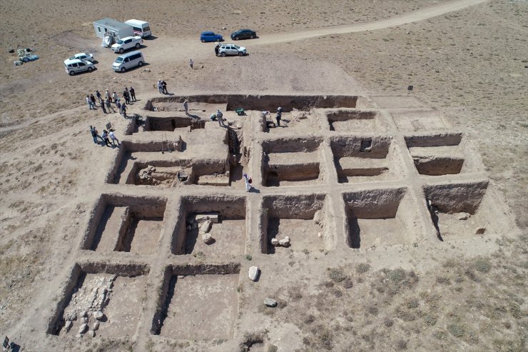 Van'daki Garibin Tepe'de Urartular dönemine ait anıtsal yapı grubu ortaya çıkarıldı