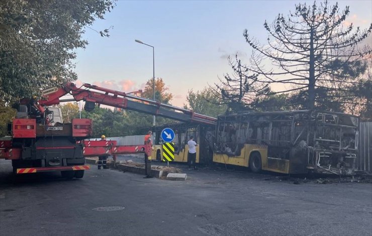 Büyükçekmece'de yanan İETT otobüsü kullanılamaz hale geldi