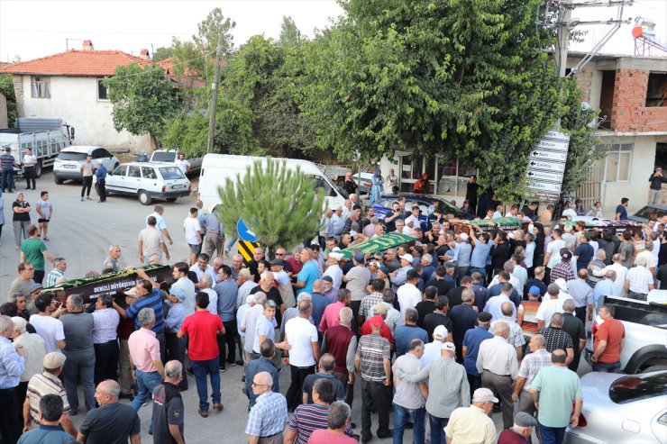 GÜNCELLEME - Denizli'de üç aracın karıştığı kazada ölü sayısı 4'e yükseldi