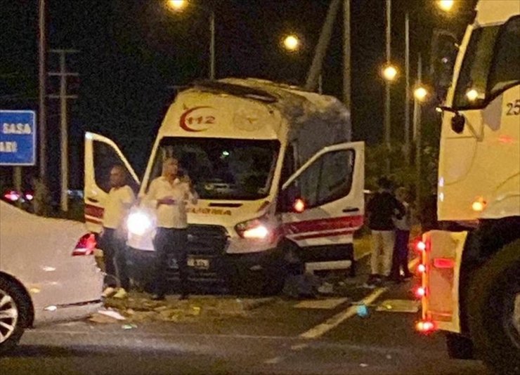 Diyarbakır'da yolcu otobüsü ile ambulansın çarpıştığı kazada 1 kişi yaralandı