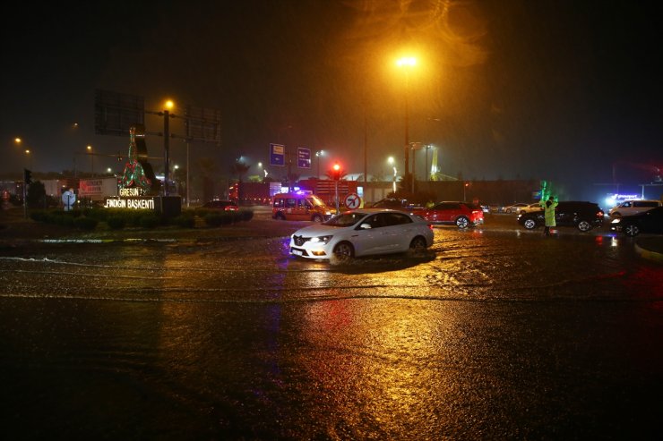 Giresun'da sağanak su baskınlarına neden oldu