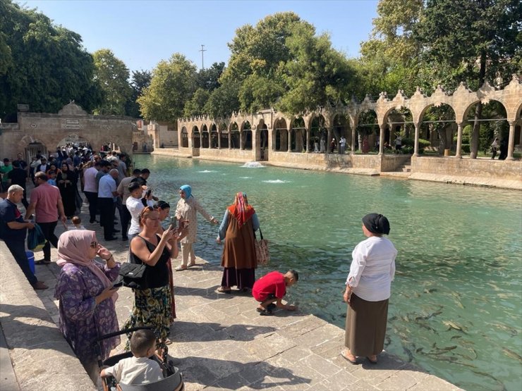 Güneydoğu'nun turizm merkezi Balıklıgöl'de hafta sonu yoğunluğu