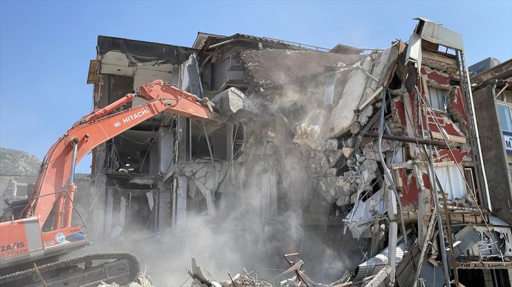 Hatay'da ağır hasarlı binaların kontrollü yıkımı devam ediyor