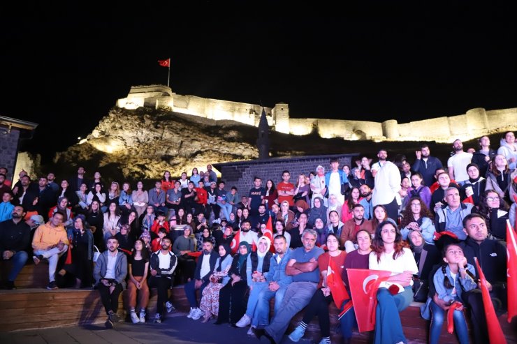 Kars'ta vatandaşlar, Türkiye-Sırbistan final maçını Kars Kalesi eteklerinde izledi