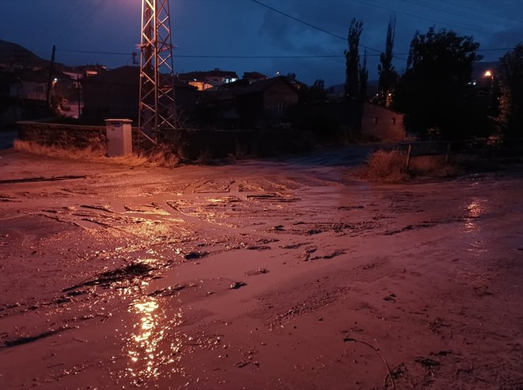 Kayseri ve ilçelerinde kuvvetli yağış sonrası sel meydana geldi