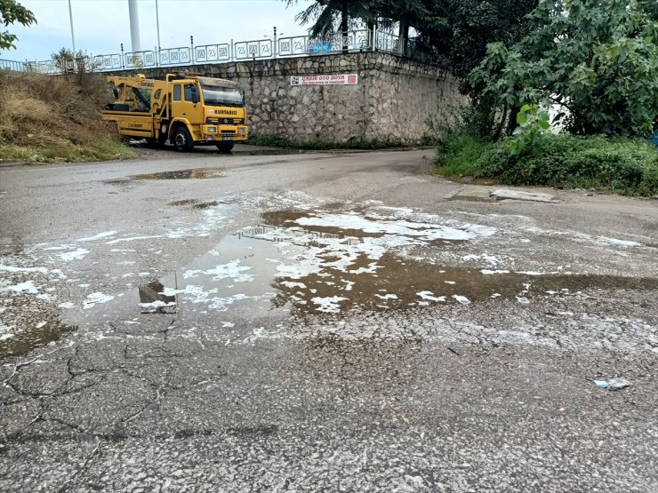 Kocaeli'de sağanak sonrası caddede köpük oluştu