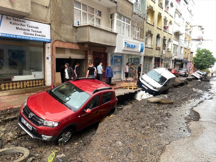 GÜNCELLEME - Samsun'da sağanak nedeniyle ev ve iş yerlerini su bastı