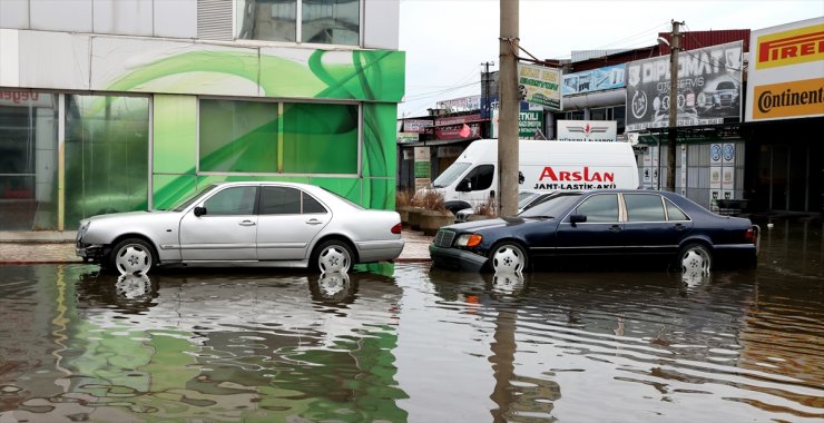 GÜNCELLEME 2 - Samsun'da sağanak nedeniyle ev ve iş yerlerini su bastı