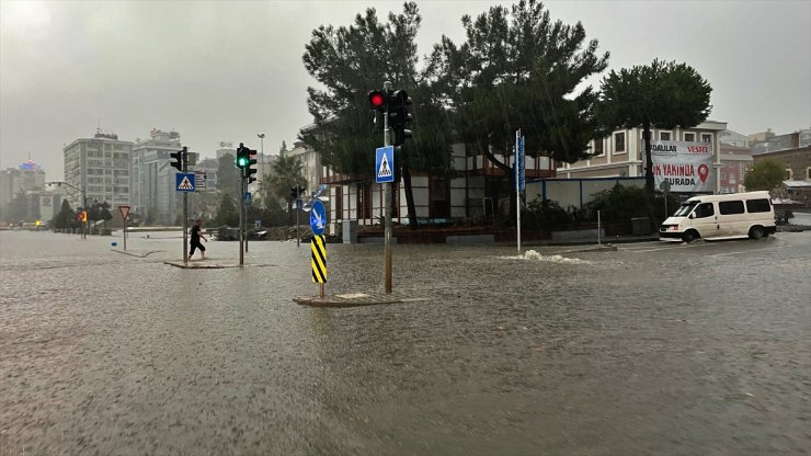 Samsun'da sağanak nedeniyle ev ve iş yerlerini su bastı