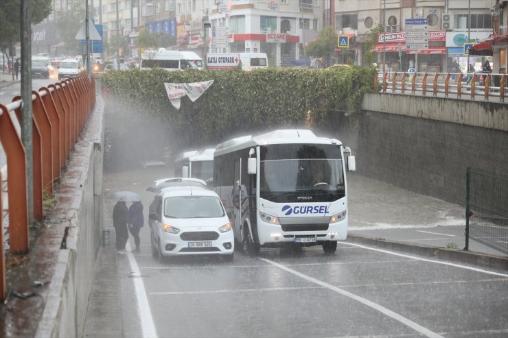 Samsun'da suyla dolan alt geçitte araçta mahsur kalan 4 kişi yüzerek kurtuldu