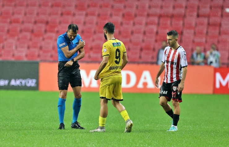 Samsunspor-İstanbulspor maçı sağanak yağış nedeniyle durdu