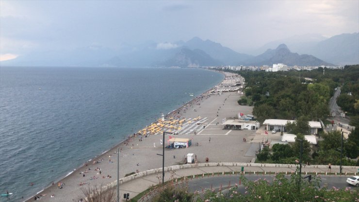 Antalya'da sahillerde hareketlilik sürüyor