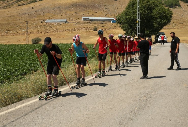 Bitlis'te tekerlekli kayakçılar köy yolunda antrenman yaparak yarışmalara hazırlanıyor