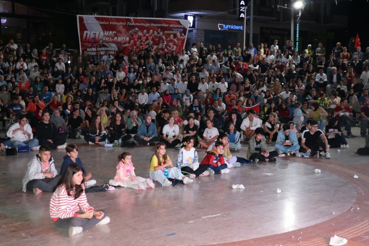 Karabük'te Türkiye-Sırbistan final maçı meydana kurulan dev ekrandan izlendi