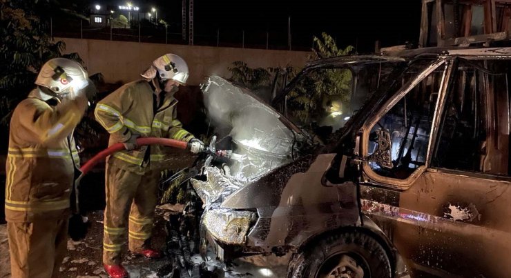 Kırıkkale'de seyir halindeki araçta çıkan yangın hasara neden oldu