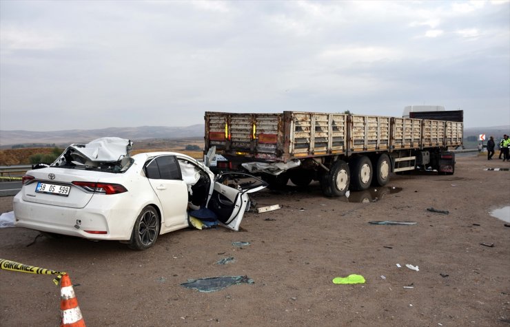 Kırıkkale'de tıra çarpan otomobilin sürücüsü öldü, eşi yaralandı