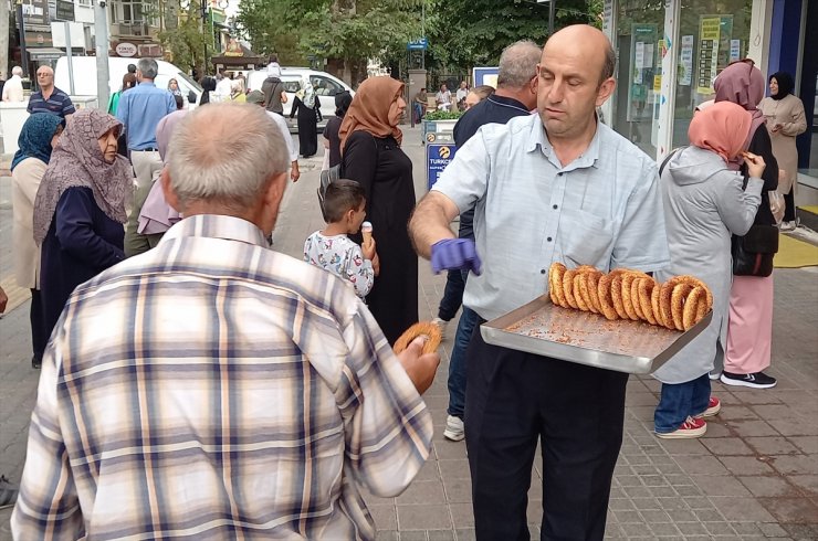 Kütahya'da bir fırıncı "Filenin Sultanları"nın şampiyonluğunu simit dağıtarak kutladı