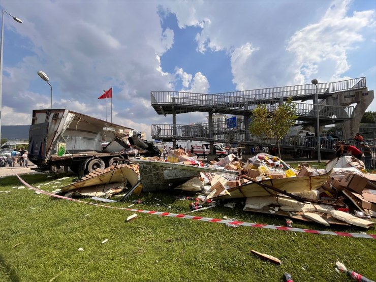 Muğla'da üst geçide çarpan tırın sürücüsü hayatını kaybetti