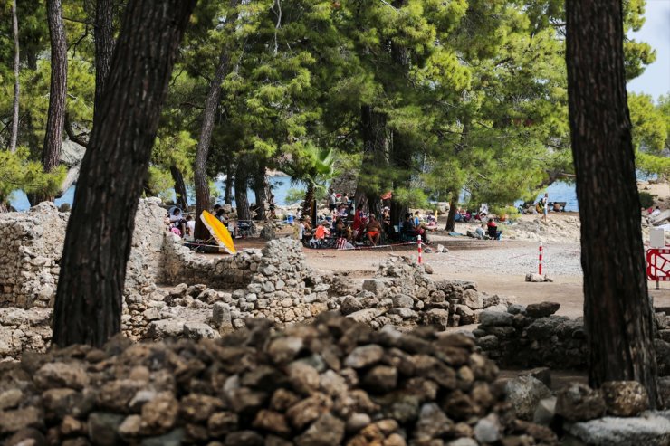 Phaselis Antik Kenti'ndeki ana caddenin tamamı gün yüzüne çıkarılıyor