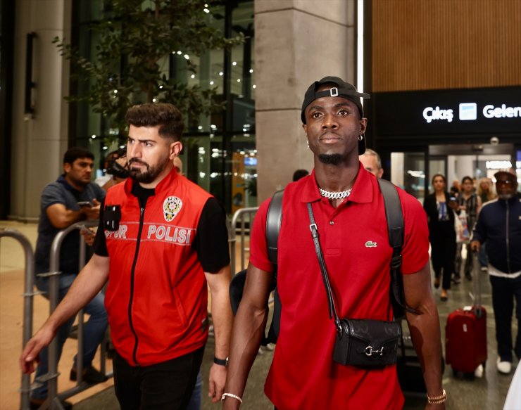 Beşiktaş'ın yeni transferi Eric Bailly, İstanbul'a geldi