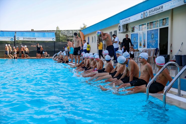 Diyarbakır'da süs havuzunda yüzen çocuklar yarı olimpik havuza götürüldü