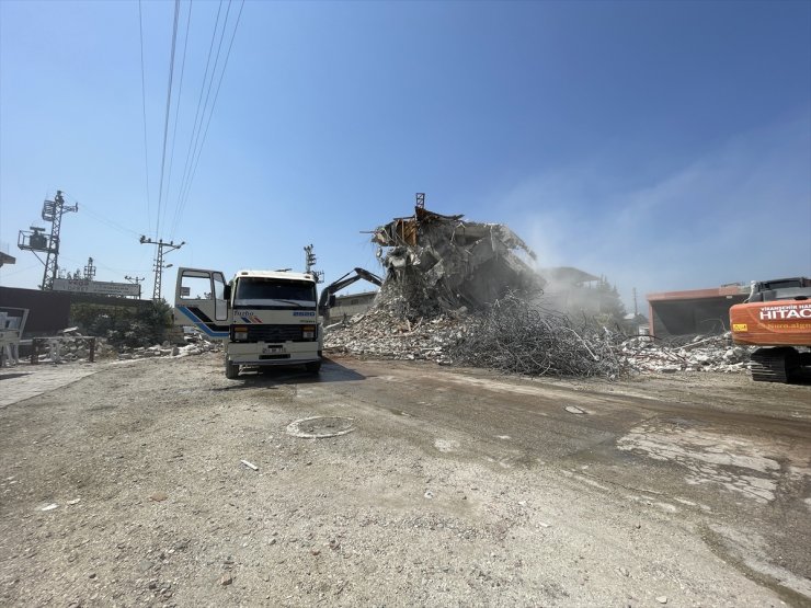 Hatay'da ağır hasarlı binaların kontrollü yıkımı devam ediyor