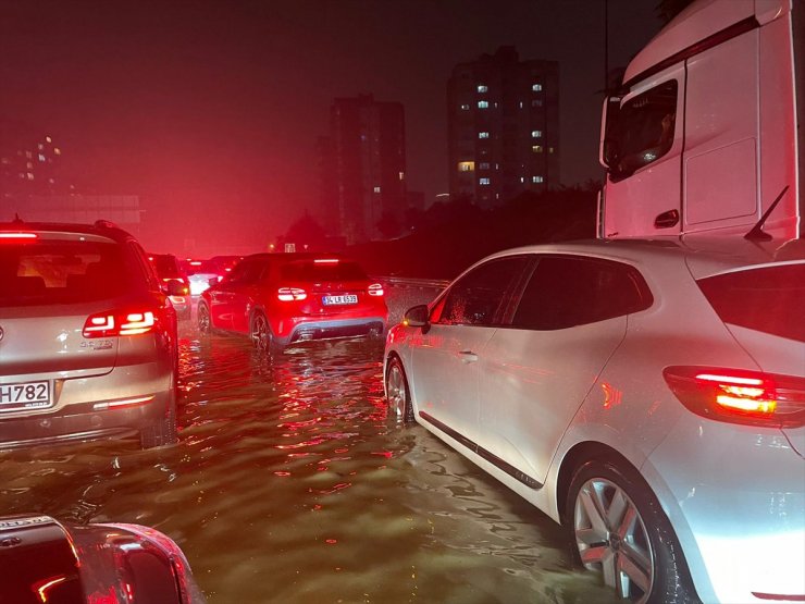 GÜNCELLEME - İstanbul'un bazı bölgelerinde sağanak etkili oluyor