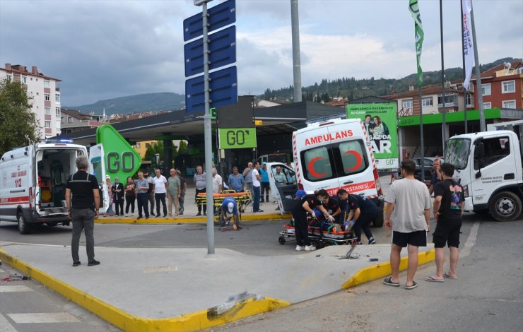 Kocaeli'de otomobille çarpışan ambulanstaki hasta ile sağlık görevlisi yaralandı