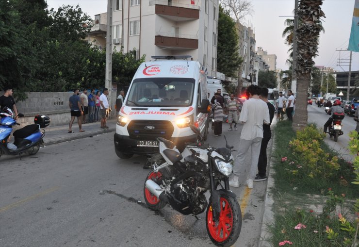 Mersin'de iki motosikletin çarpıştığı kazada 3 kişi yaralandı