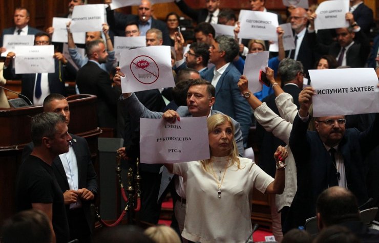 Sırbistan'da Ulusal Meclis oturumu "erken seçim" talebiyle protesto edildi