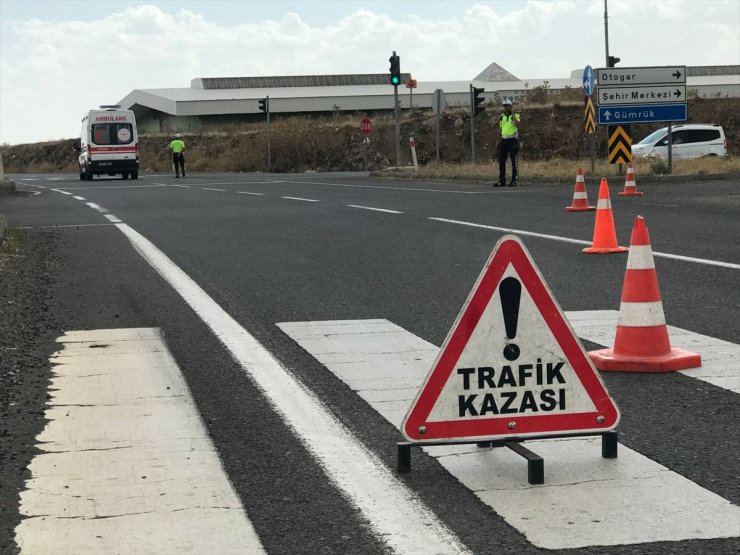 Tomruk yüklü tırın devrilmesi sonucu Kars-Erzurum kara yolu ulaşıma kapandı