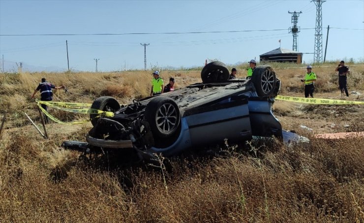 Elbistan'da devrilen otomobilin sürücüsü öldü