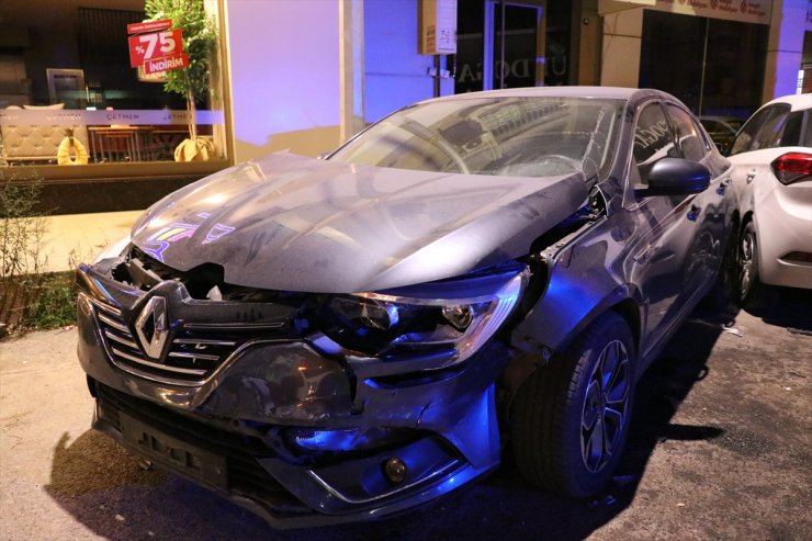 İzmir'de park halindeki 4 araca çarpan otomobilin sürücüsü yaralandı