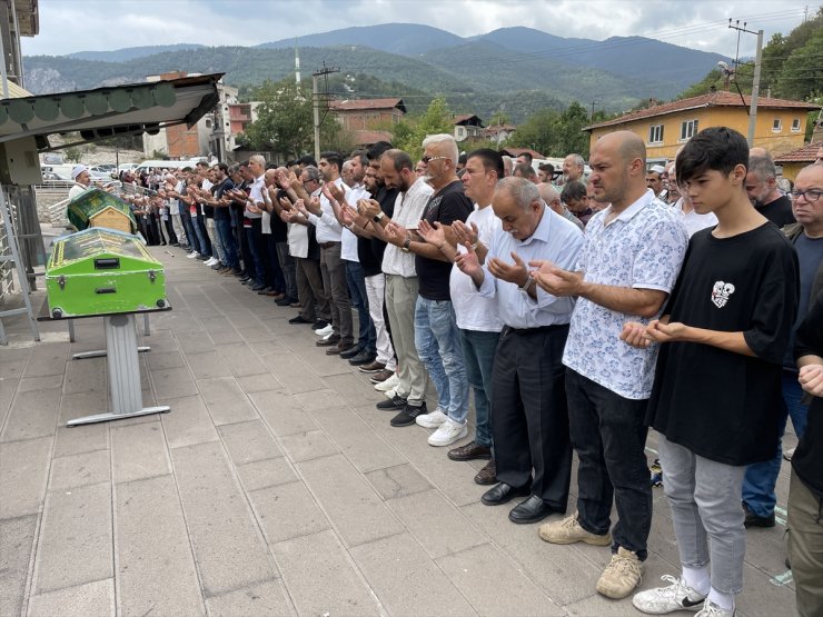 Karabük'te tüfekle öldürülen kadın ve annesinin cenazeleri toprağa verildi