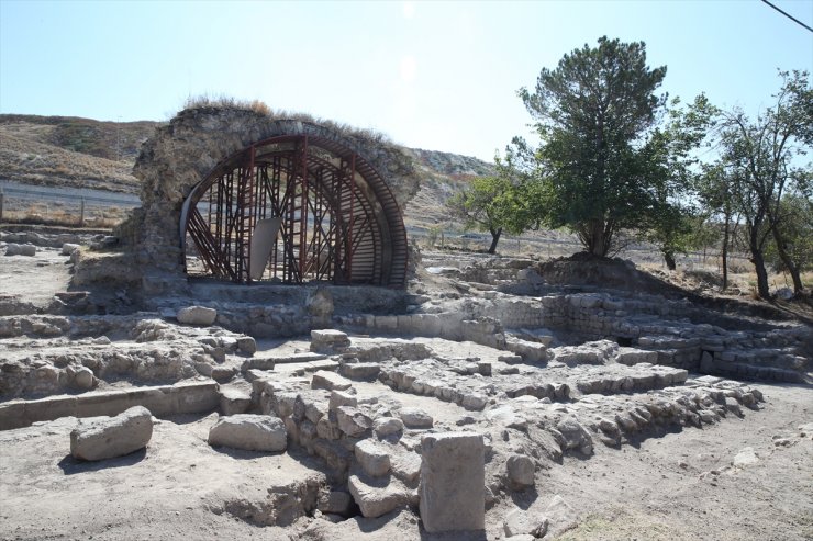 Kayseri'de Keykubadiye Sarayı'ndaki kazılarda hamam bölümü ortaya çıkarıldı