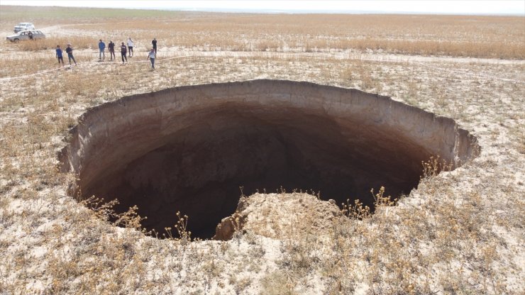 Konya'da 40 metre çapında, 70 metre derinliğinde obruk oluştu